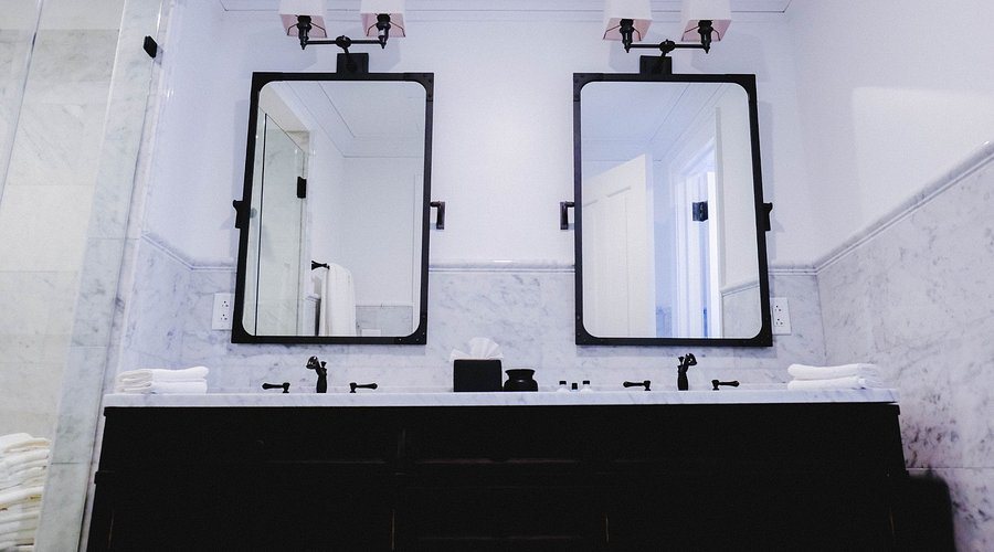 Royal Frenchmen Hotel Bar — Bathroom