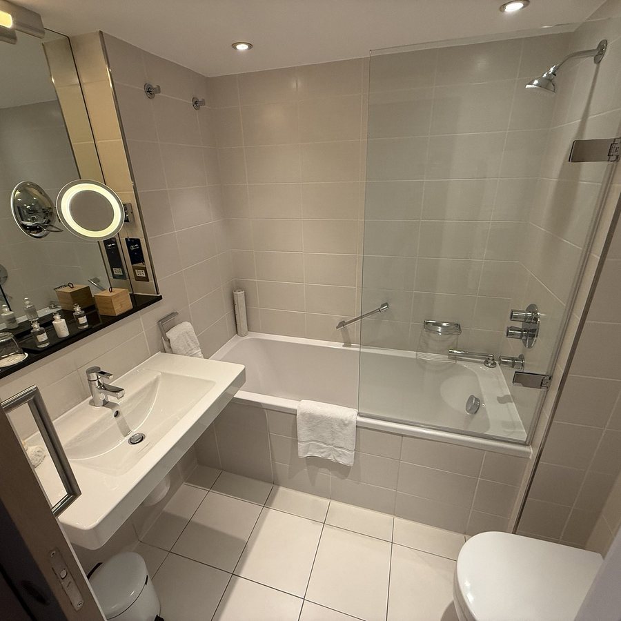 Royal Garden Hotel — Bathroom