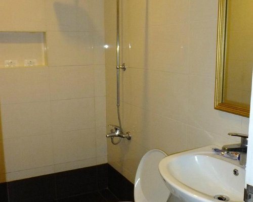 Royal Garden Hotel Shanghai — Bathroom