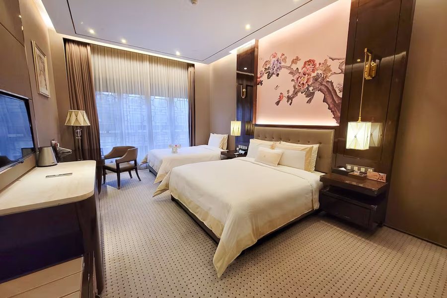 Royal Garden Hotel Shanghai — Guest room