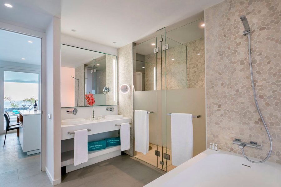Royal Hideaway Corales Suites — Bathroom