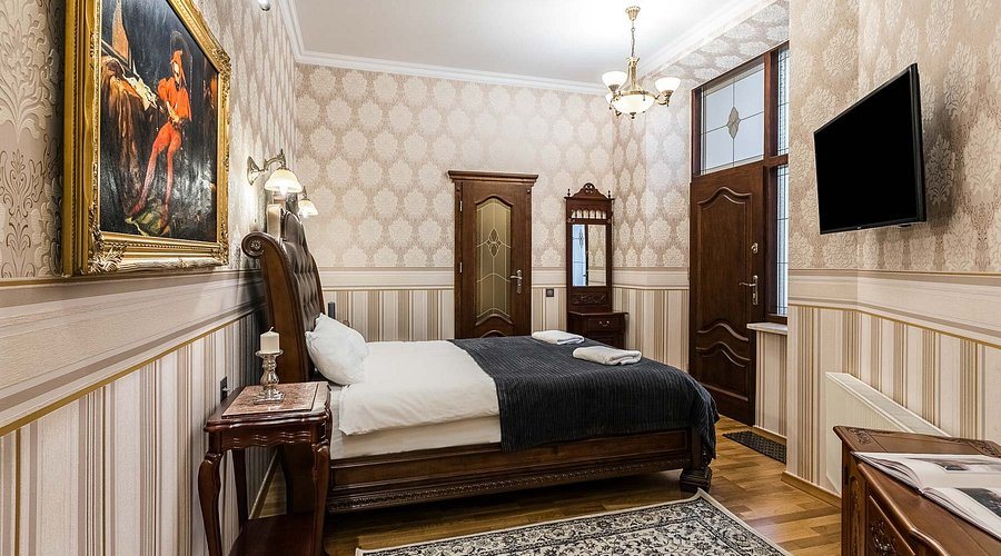 Royal Hotel — Guest room