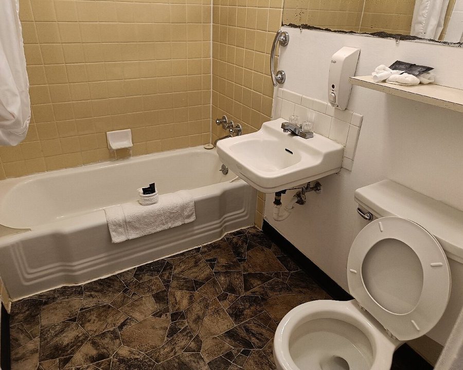 Royal Inn — Bathroom