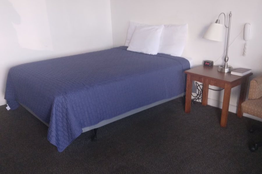 Royal Inn — Guest room