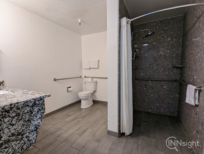 Royal Inn Hotel — Bathroom