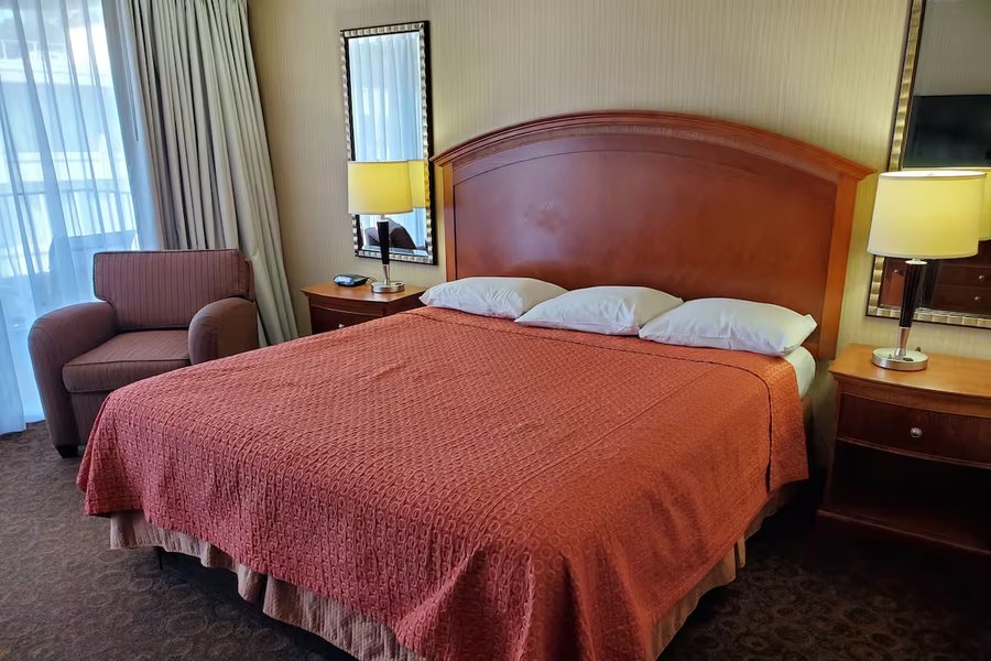 Royal Inn Hotel — Guest room