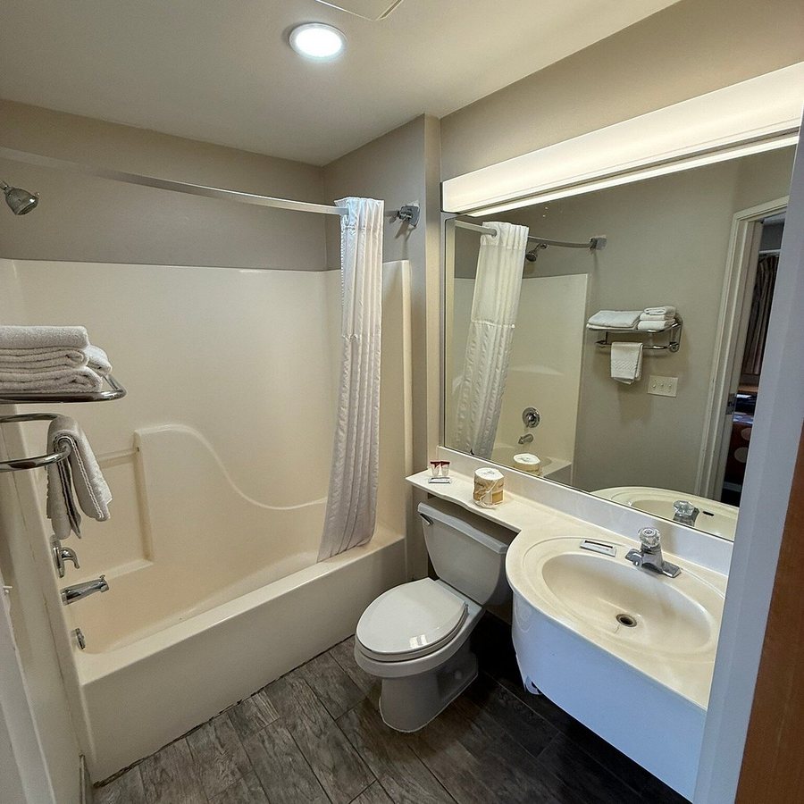 Royal Inn Midvale — Bathroom