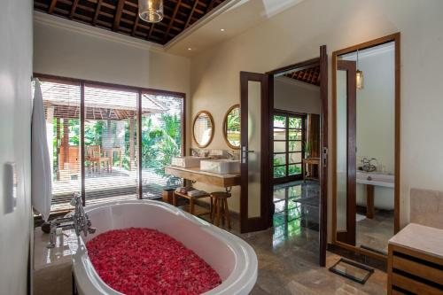 Royal Kamuela Villas Suites at Monkey Forest Ubud — Bathroom
