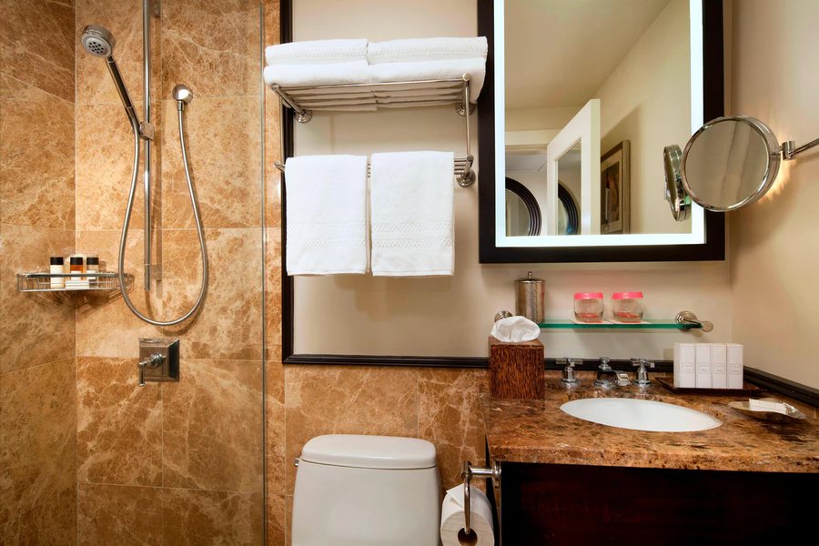 Royal Kuhio Resort Condos — Bathroom