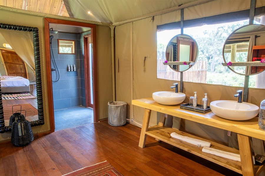 Royal Mara Safari Lodge — Bathroom