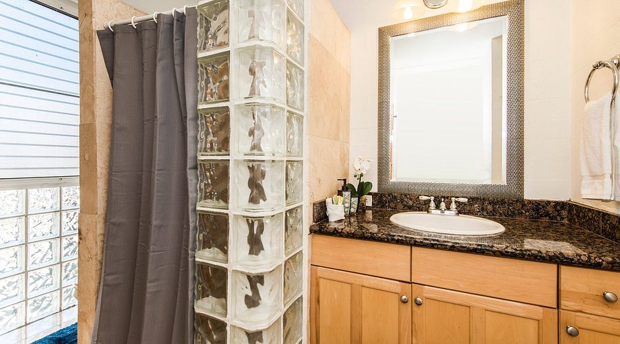 Royal Moana — Bathroom