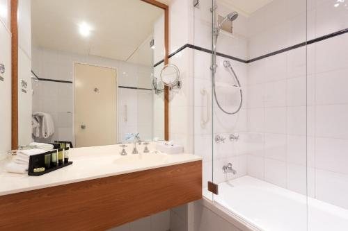 Royal On The Park Hotel — Bathroom