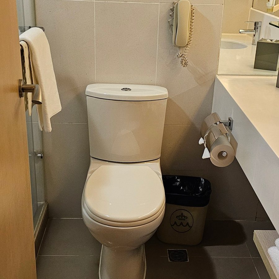 Royal Pacific Hotel — Bathroom