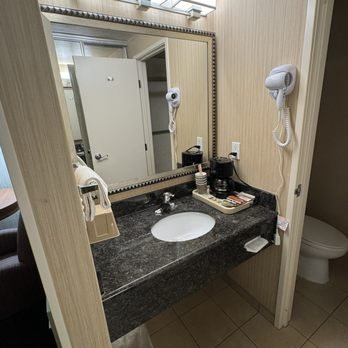 Royal Pacific Motor Inn — Bathroom