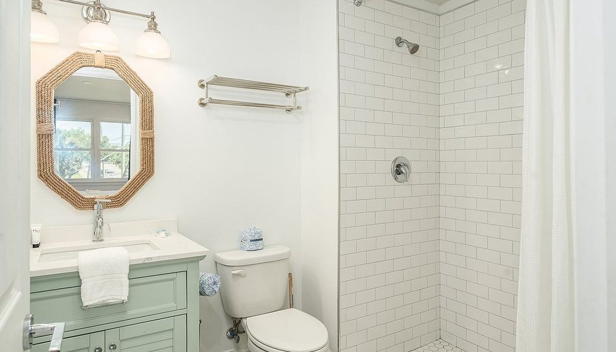 Royal Palms Motel — Bathroom