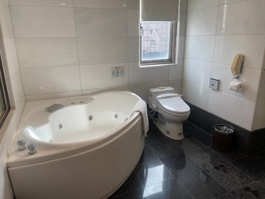 Royal Seasons Hotel Taipei Nanjing West — Bathroom