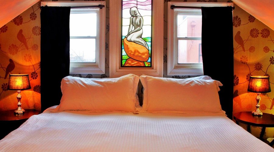 Royal Street Inn and R Bar — Guest room