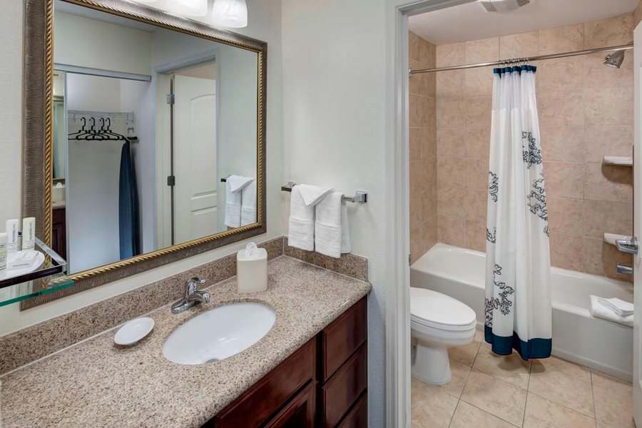 Royal Sun Hotel Suites — Bathroom