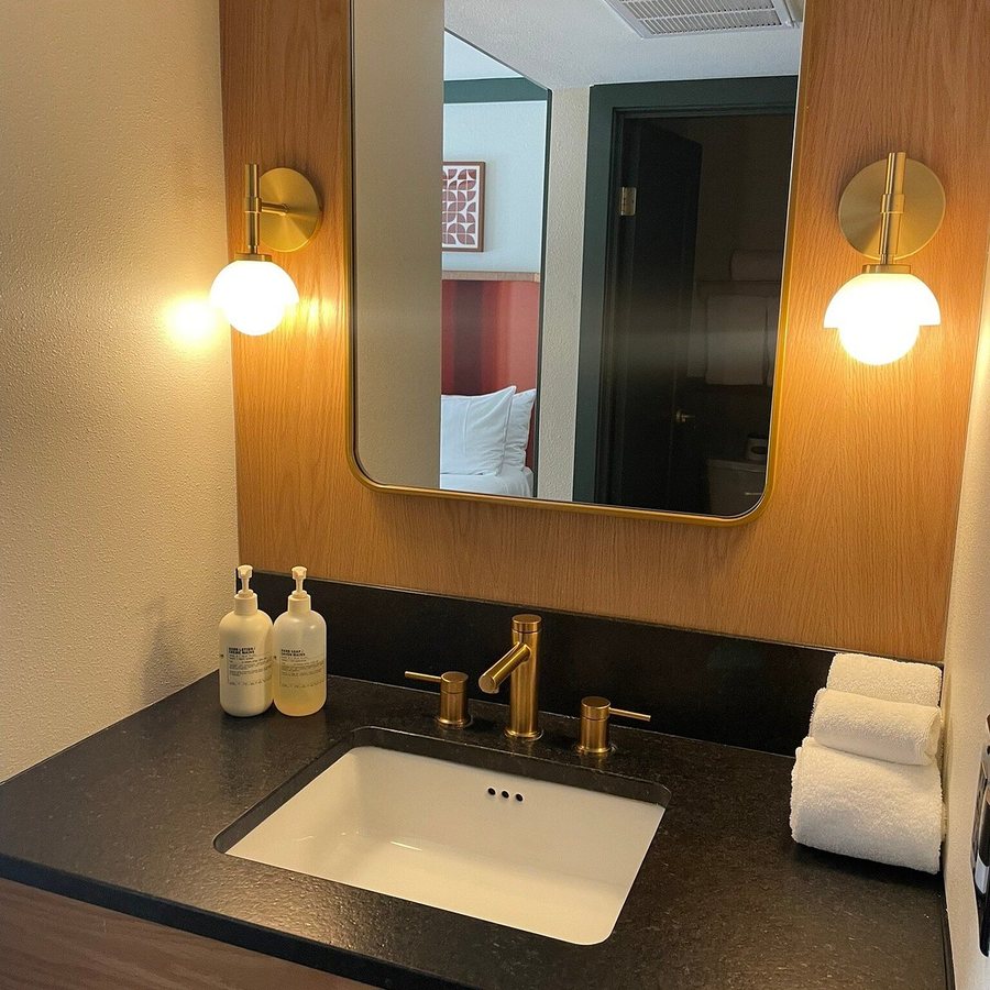 Royal Sun Palm Springs — Bathroom
