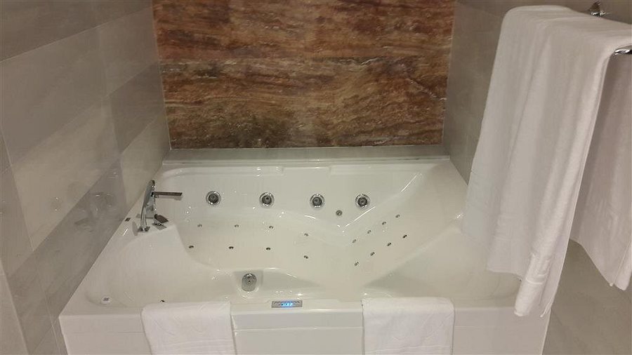 Royal Tulip Skikda — Bathroom