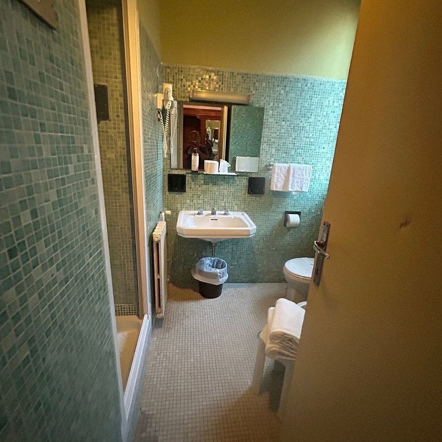 Royal Victorian Motel — Bathroom