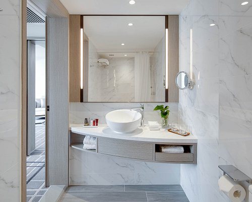 Royal View Hotel — Bathroom
