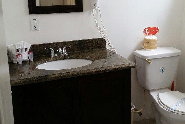 Royal Viking Motel Los Angeles California — Bathroom