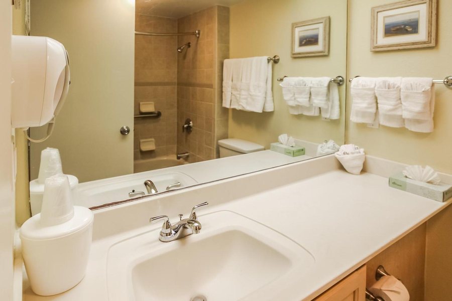 Royale Beach and Tennis Club — Bathroom