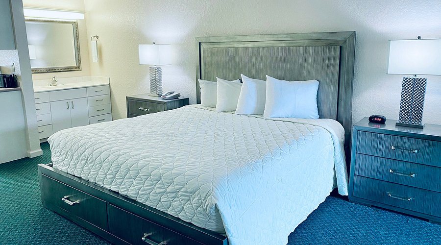 Royale Inn — Guest room
