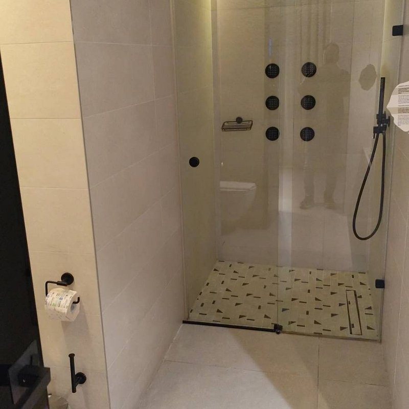 Royalty Hotel Athens — Bathroom