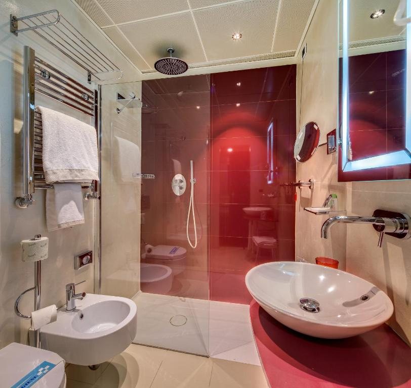 RUBENS HOTEL — Bathroom