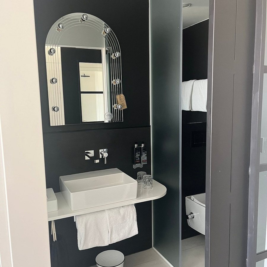 Ruby Bea Hotel Bar — Bathroom