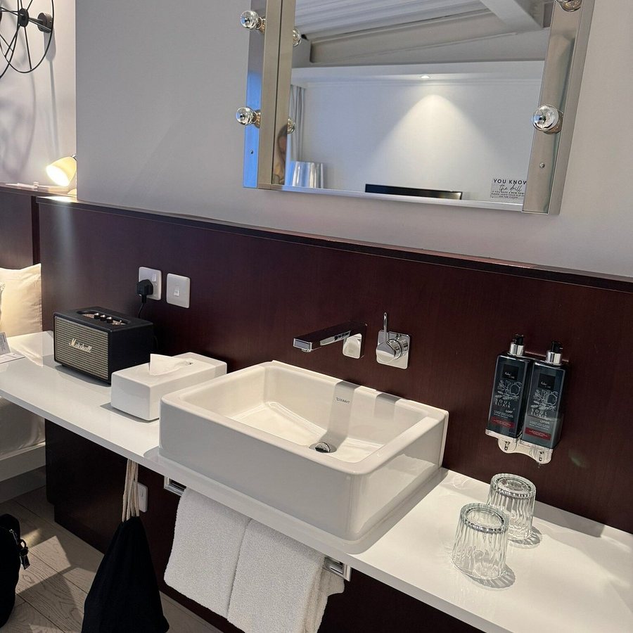 Ruby Lucy Hotel London by IHG London England — Bathroom
