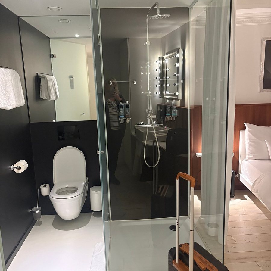 Ruby Sofie Hotel Vienna by IHG — Bathroom
