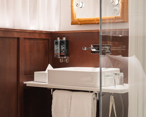 Ruby Stella Hotel London by IHG — Bathroom