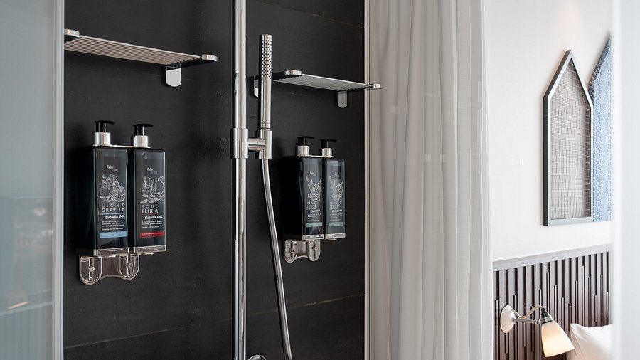 Ruby Zoe Hotel London by IHG — Bathroom