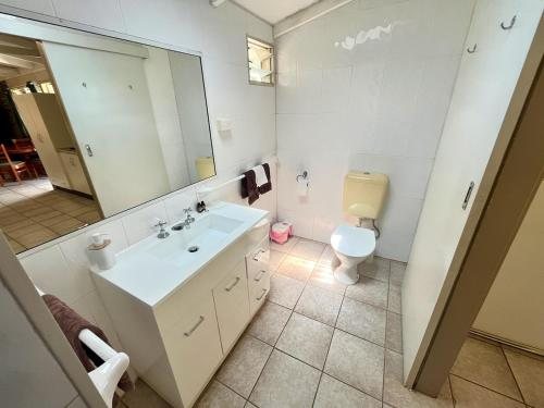 Rubyvale Motel and Holiday Units — Bathroom