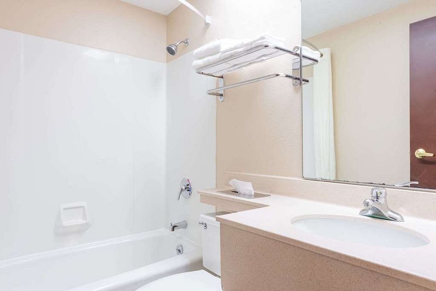 Ruebel Hotel — Bathroom