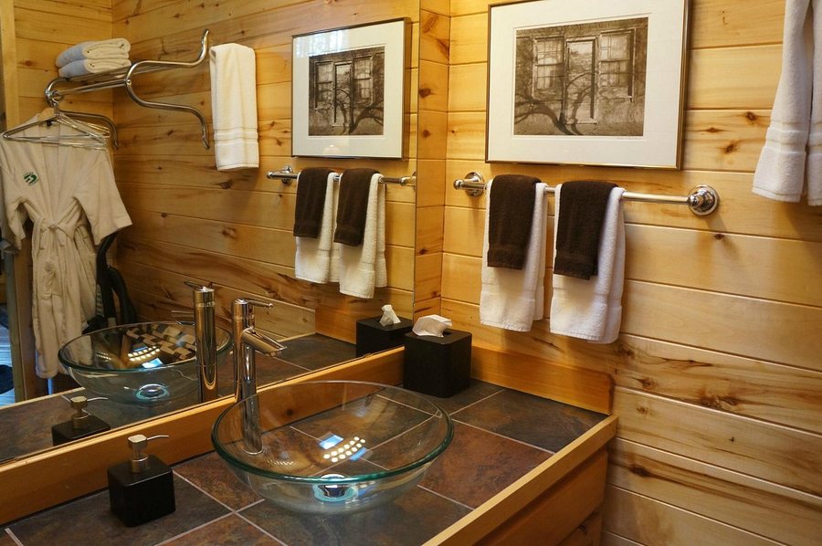 Ruidoso Lodge Cabins — Bathroom