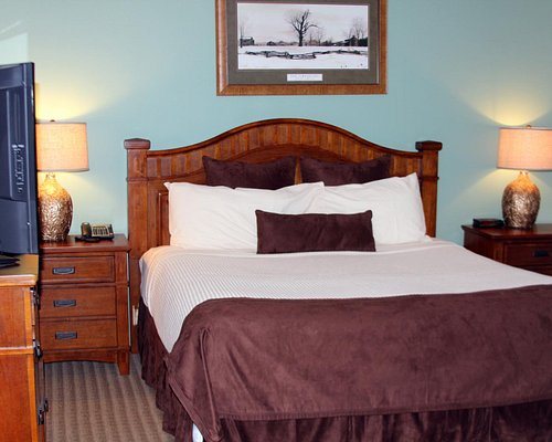 Rumbling Bald On Lake Lure — Guest room