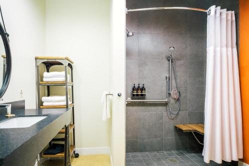 Rush Creek Lodge At Yosemite — Bathroom