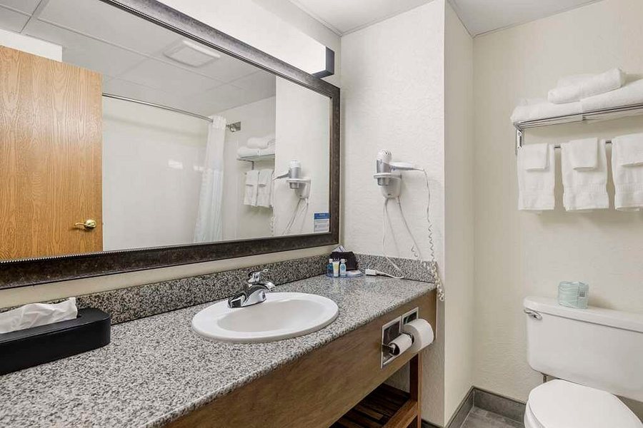 Rushmore Express Inn Family Suites — Bathroom