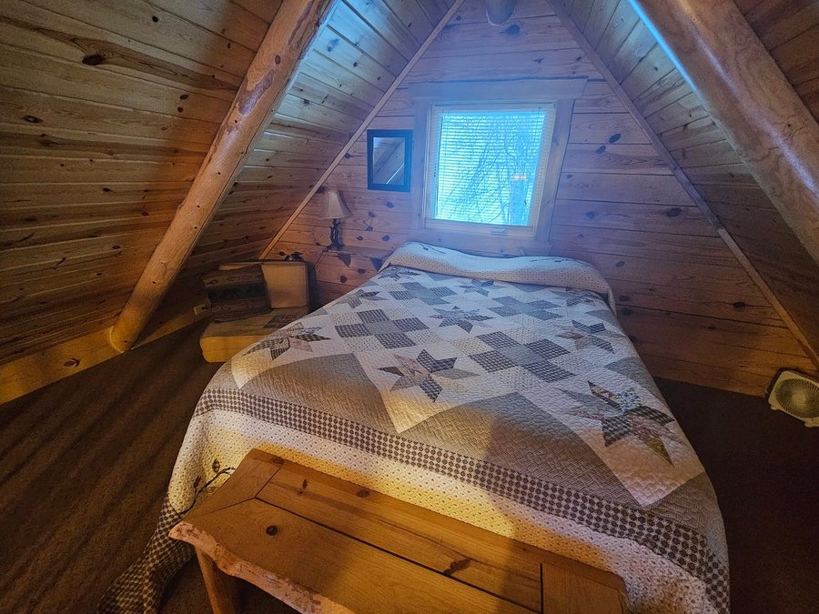 Rustic Ridge Guest Cabins — Guest room