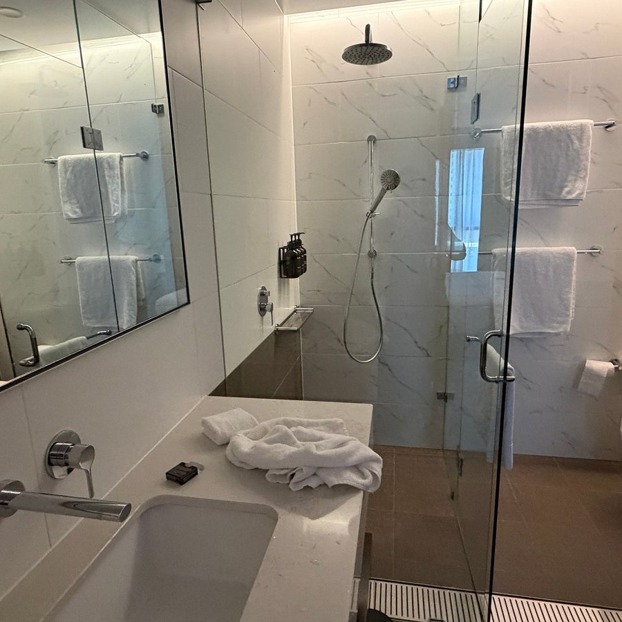 Rydges Perth Kings Square — Bathroom
