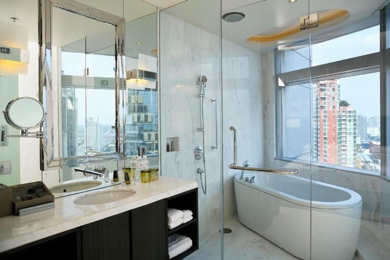 S Box Sukhumvit Hotel — Bathroom