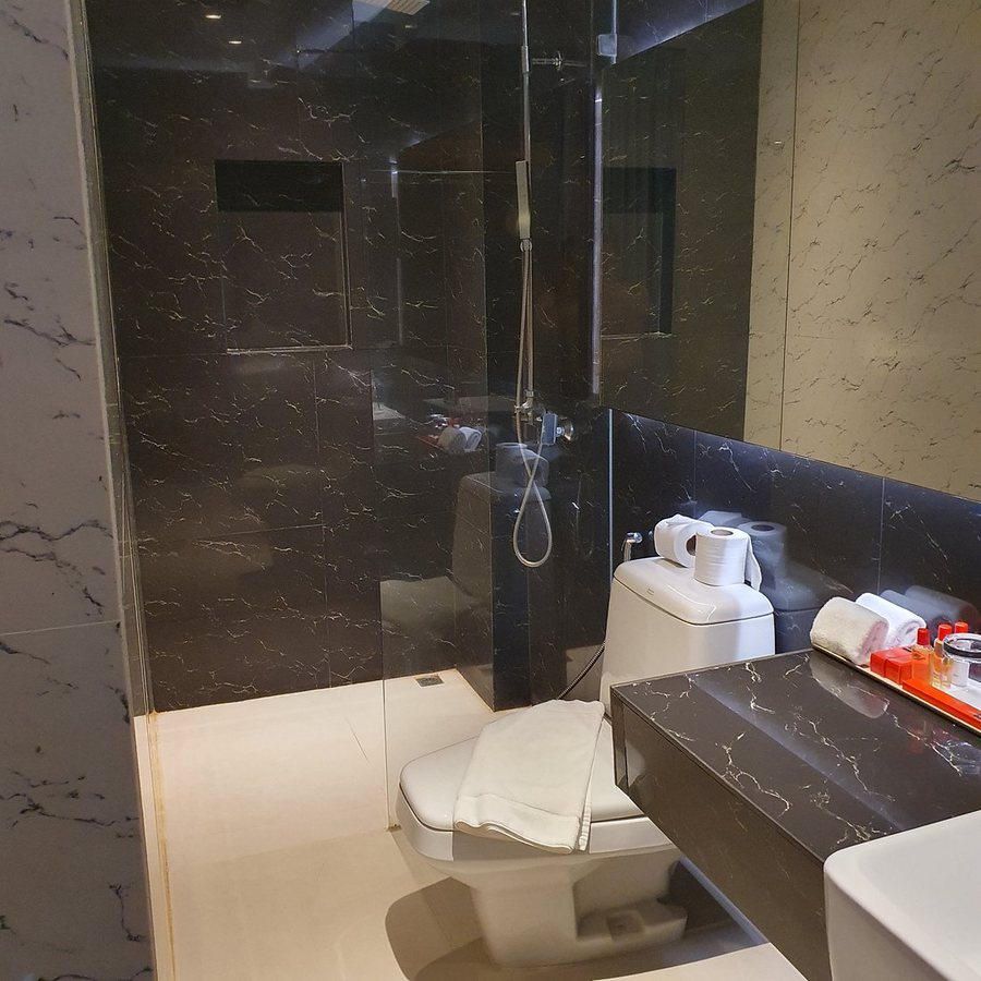 Sacha s Hotel Uno — Bathroom