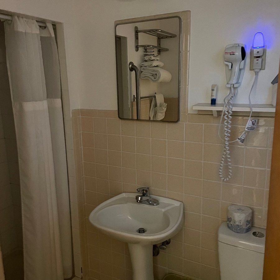 Saddle Surrey Motel — Bathroom