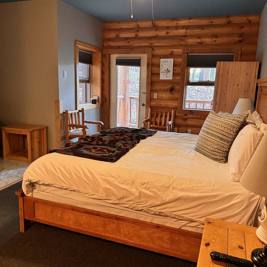 Saddle Surrey Motel — Guest room