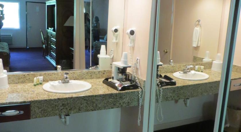 Saddle West Hotel Casino and RV Park — Bathroom