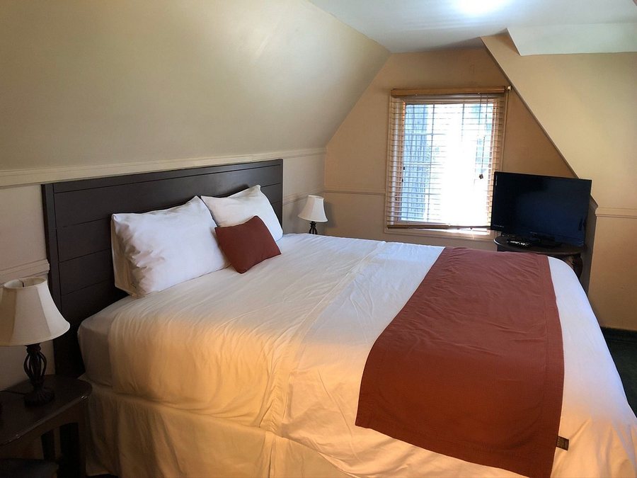Saddleback Inn — Guest room